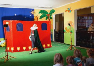 Aktorka księżniczka chodzi po scenie