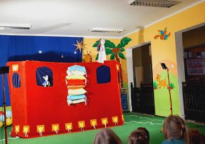 Dzieci oglądają przedstawienie