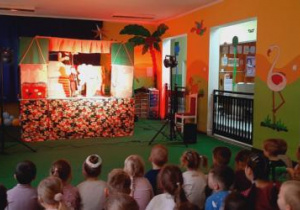 Dzieci oglądają przedstawienie