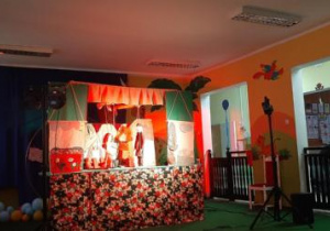 Aktorzy występują na scenie poruszając lalkami