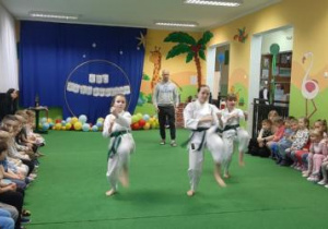 Dzieci ze szkółki karate prezentują swoje umiejętności