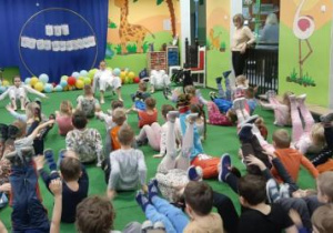 Dzieci oglądają pokaz karate