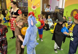 Dzieci tańczą z balonem na brzuchu