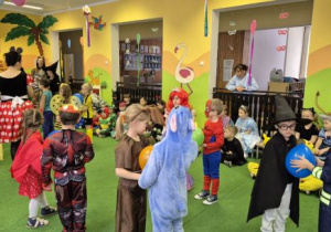 Dzieci tańczą z balonem na brzuchu