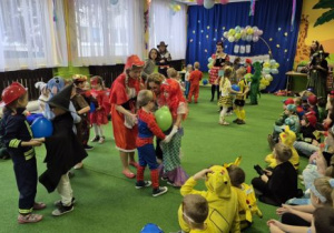 Dzieci tańczą z balonem na brzuchu