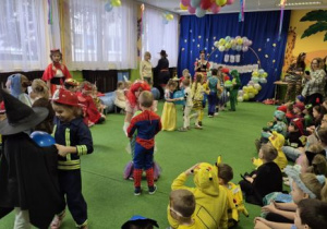 Dzieci tańczą z balonem na brzuchu