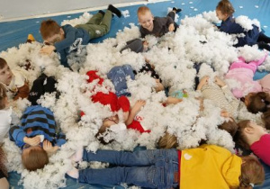 Dzieci bawią się w sztucznym śniegu