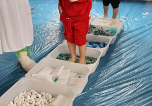 Chłopiec idzie po ścieżce sensorycznej