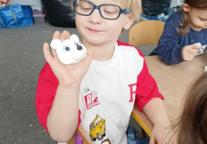 Chłopiec pokazuje własnoręcznie wykonanego misia polarnego