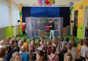 Dzieci oglądają przedstawienie