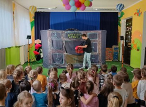 Przedstawienie teatralne "Co się zdarzyć może w starej komodzie"