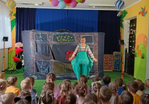 Dzieci oglądają przedstawienie