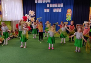 Dzieci machają chusteczkami