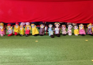 Dzieci poruszają laleczkami przyczepionymi do skarpet