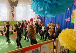 Grupa dzieci wykonuje swój taniec