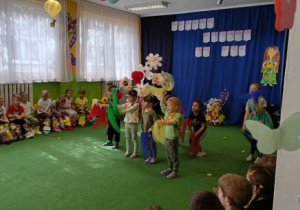 Dzieci tańczą z chusteczkami