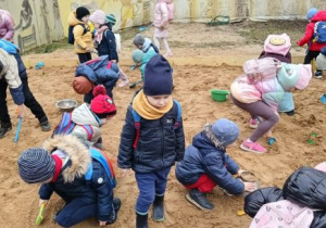 Dzieci szukają skarbów w piaskownicy