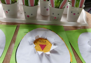 Praca plastyczna leży na stoliku obok owsa