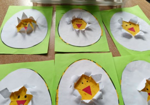 Prace plastyczne leżą na stoliku obok owsa