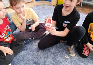 Chłopiec trzyma sztuczną szczękę