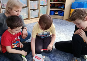 Dzieci oglądają sztuczną szczękę