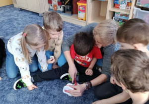 Dzieci szczotkują sztuczną szczękę