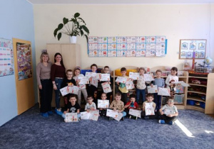 Cała grupa pozuje do zdjęcia z dyplomami