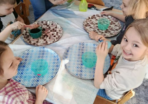 Dzieci wysiewają owies