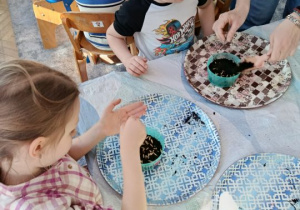 Dzieci wysiewają owies