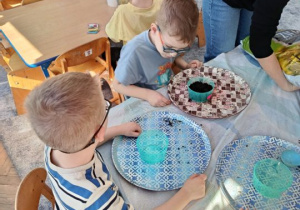 Dzieci wysiewają owies