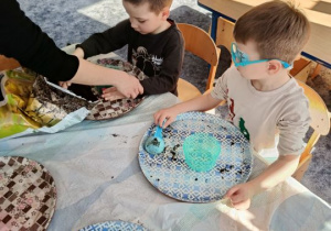 Dzieci wysiewają owies